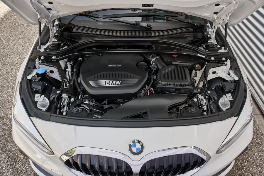 Моторный отсек BMW 118d Sportline (F40) 2019 года  (WW) (фото 71 из 89)